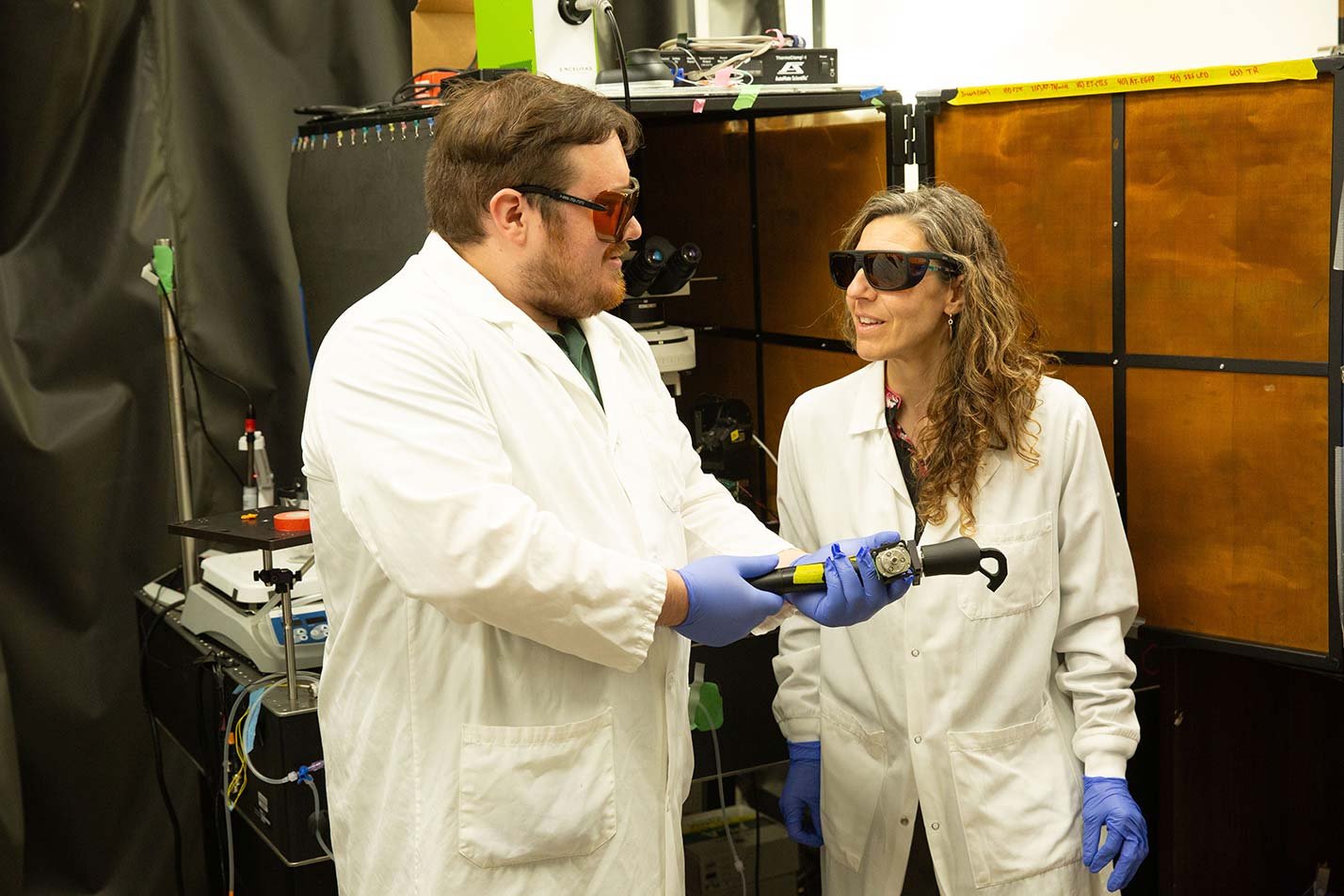 Collaborating in a lab, a professor and student engage in hands-on research activities in ASU's Biomedical Engineering MS program.