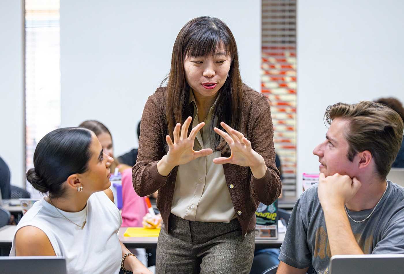 A professor explains entrepreneurship to students in the certificate in Arts Entrepreneurship.