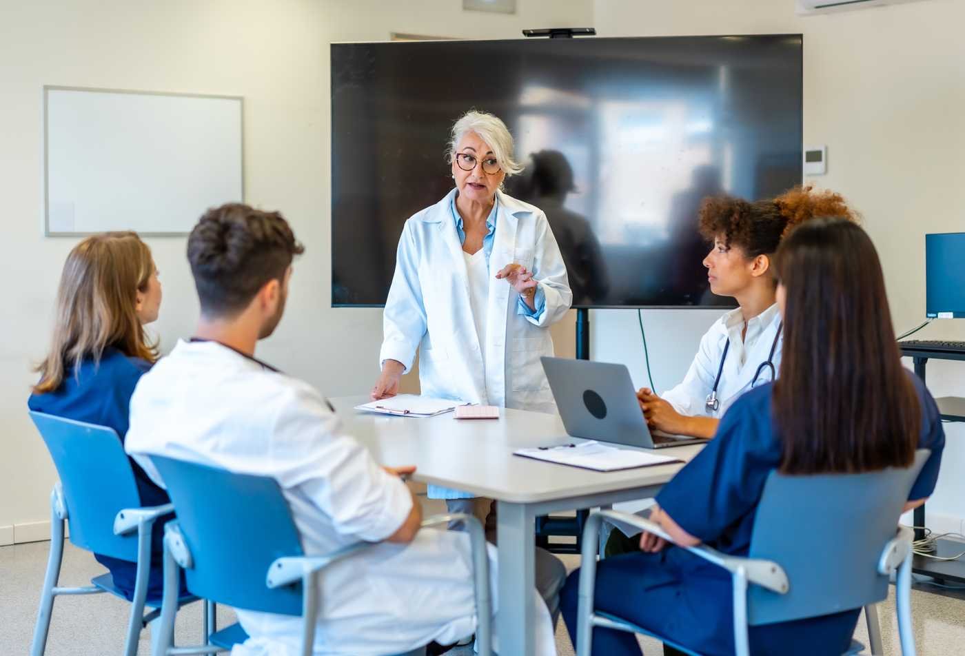 A faculty member teaches nursing students during a learning session, showcasing collaborative learning in the Nurse Education in Academic and Practice Settings (Graduate Certificate).